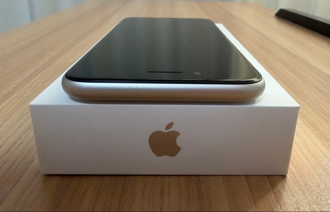 【美品】iPhone SE（第3世代）128GB スターライト SIMフリー