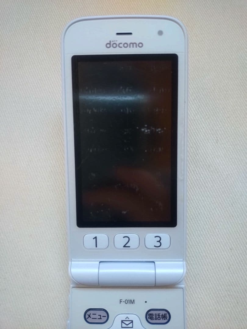 docomo らくらくホン F-01M ホワイト