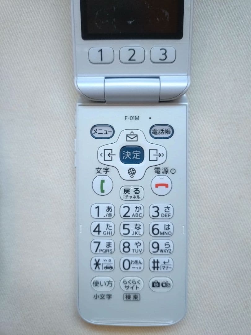 docomo らくらくホン F-01M ホワイト