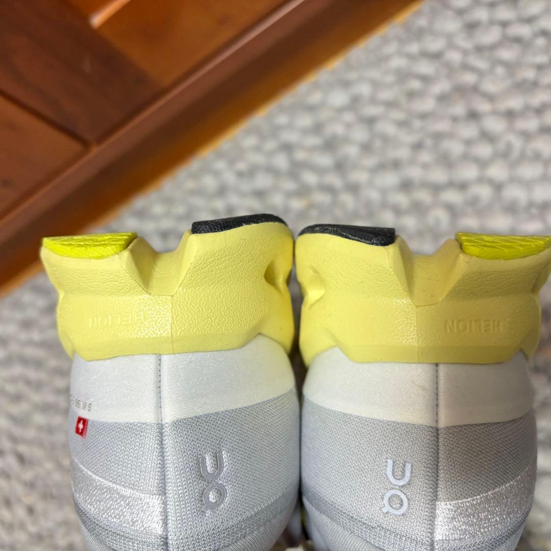 新品同様　on オン　Cloudsurfer 2 スニーカー　ライトグレー