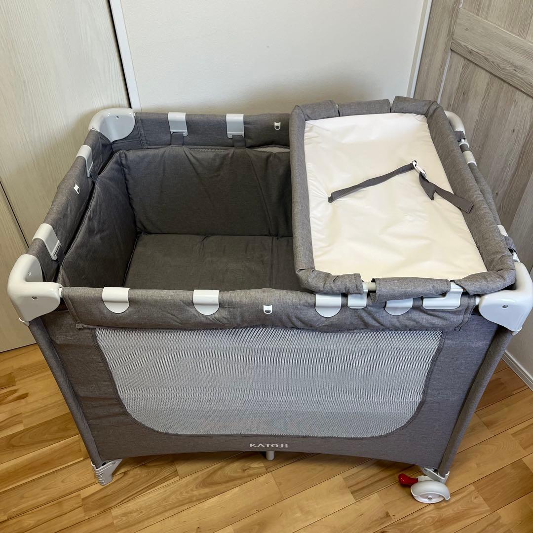 美品 KATOJI カトージ ポータブルベビーベッド おむつ替えテーブル付