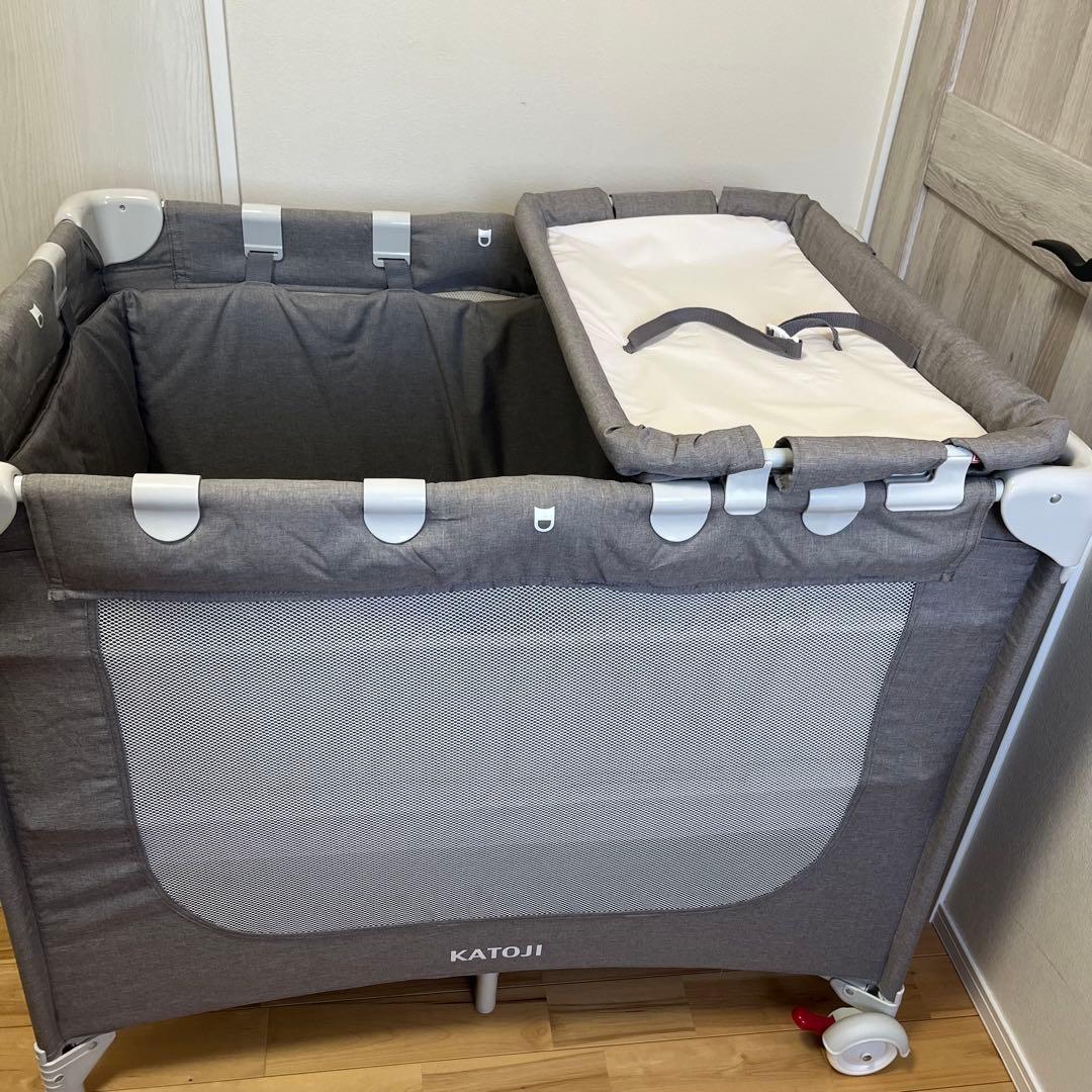 美品 KATOJI カトージ ポータブルベビーベッド おむつ替えテーブル付