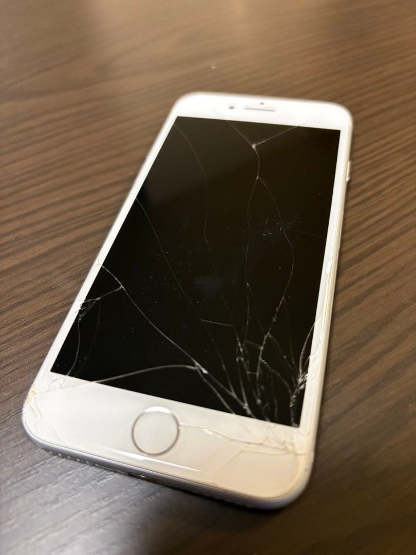 iPhone 8 画面ひび割れ 256ギガ　シルバー　SIMロック解除済