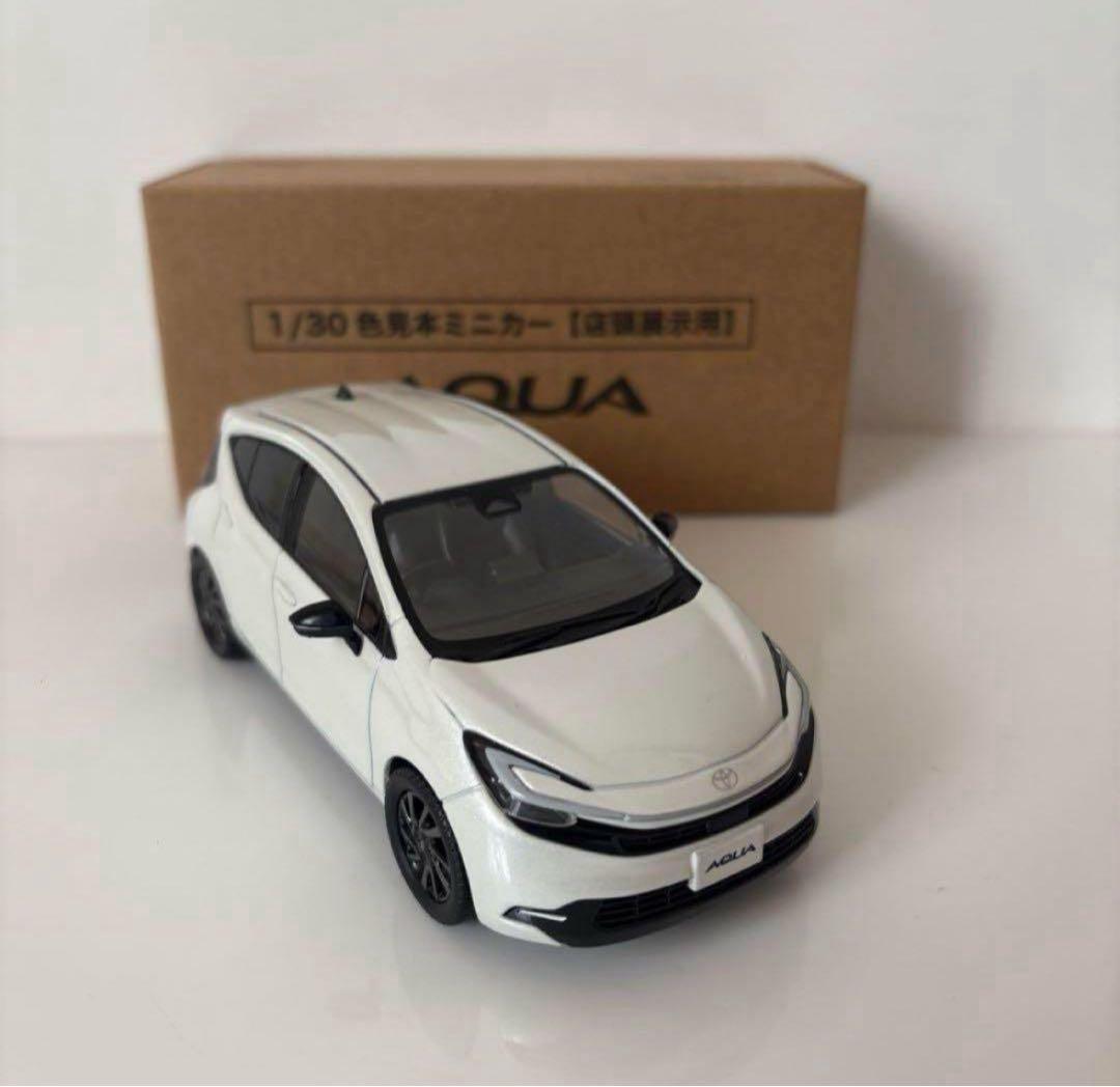 新型アクア 後期型 ミニカーカラーサンプル プラチナホワイトパール【非売品】