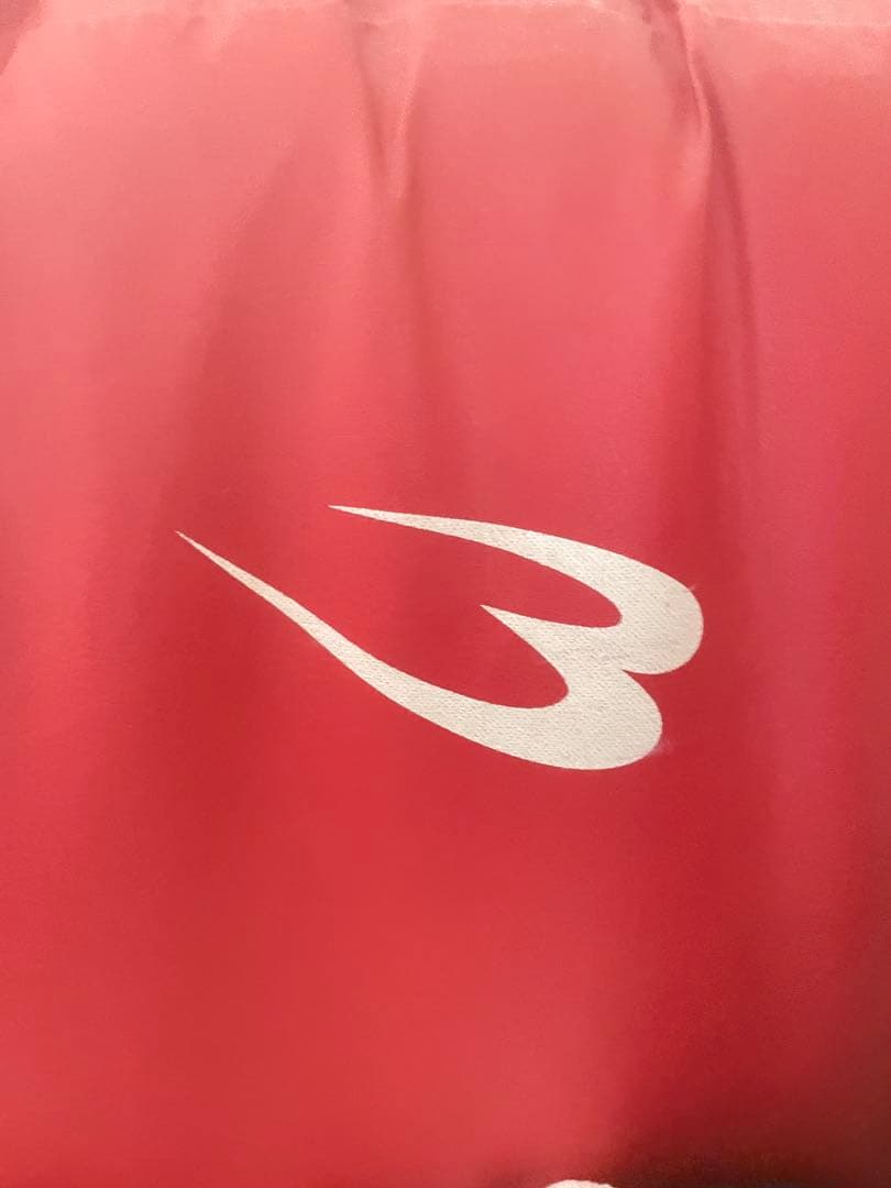 赤 スリーブロゴ パンチングミット 大阪付近配送いたします。