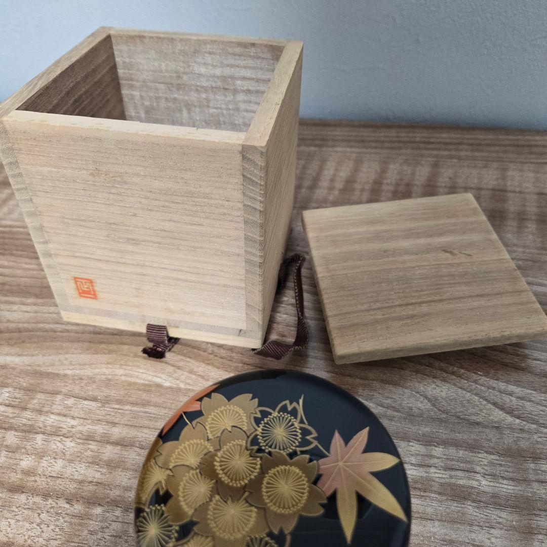 黒い木製棗 金色の花模箱付き