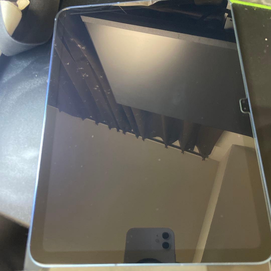 iPad第10世代本体　超美品　付属品付き　ケース付き保護シール貼ってあります