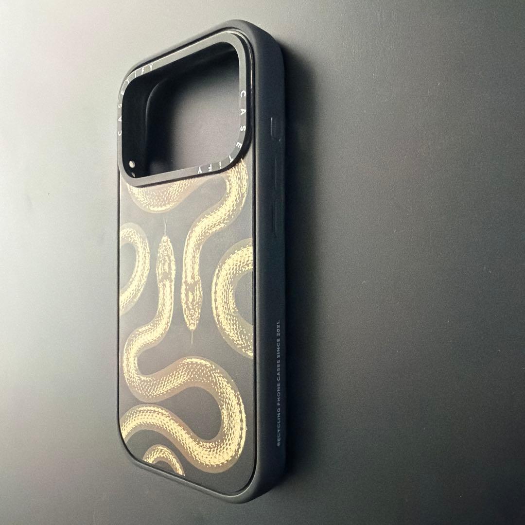 CASETiFY Gold Kingsnake MagSafe対応