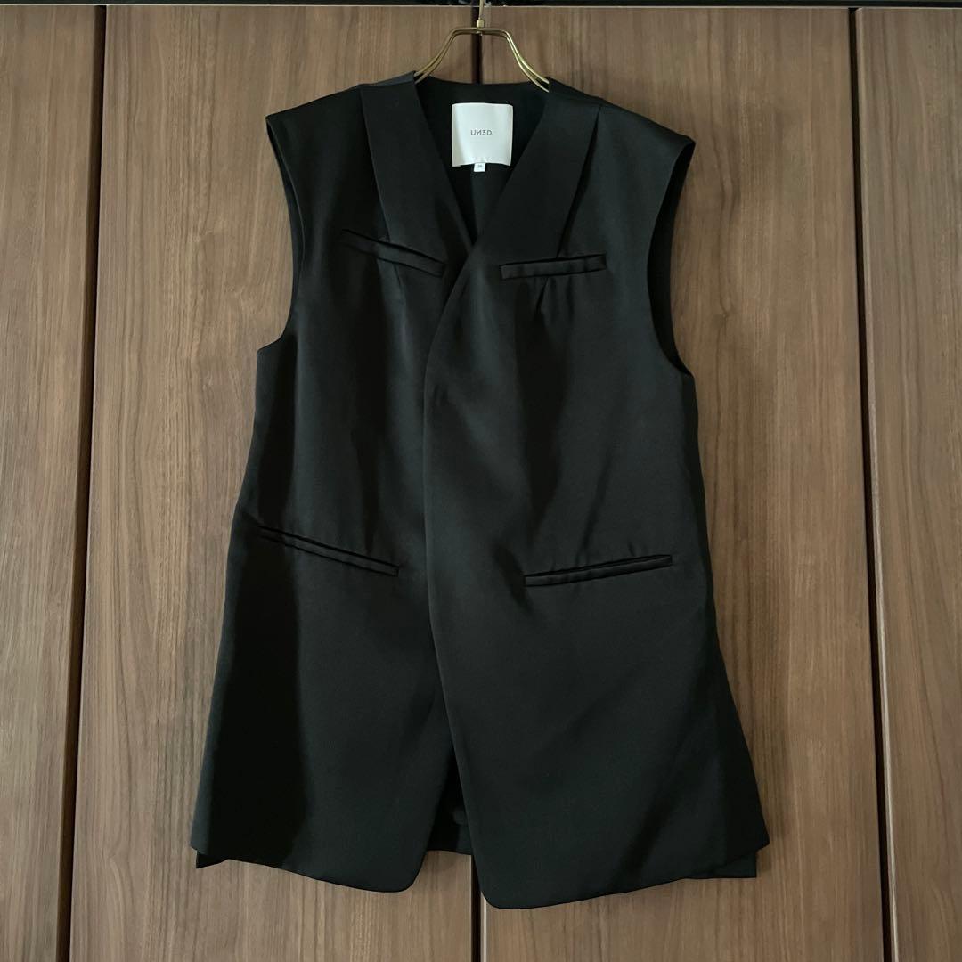 UN3D. サテンベスト