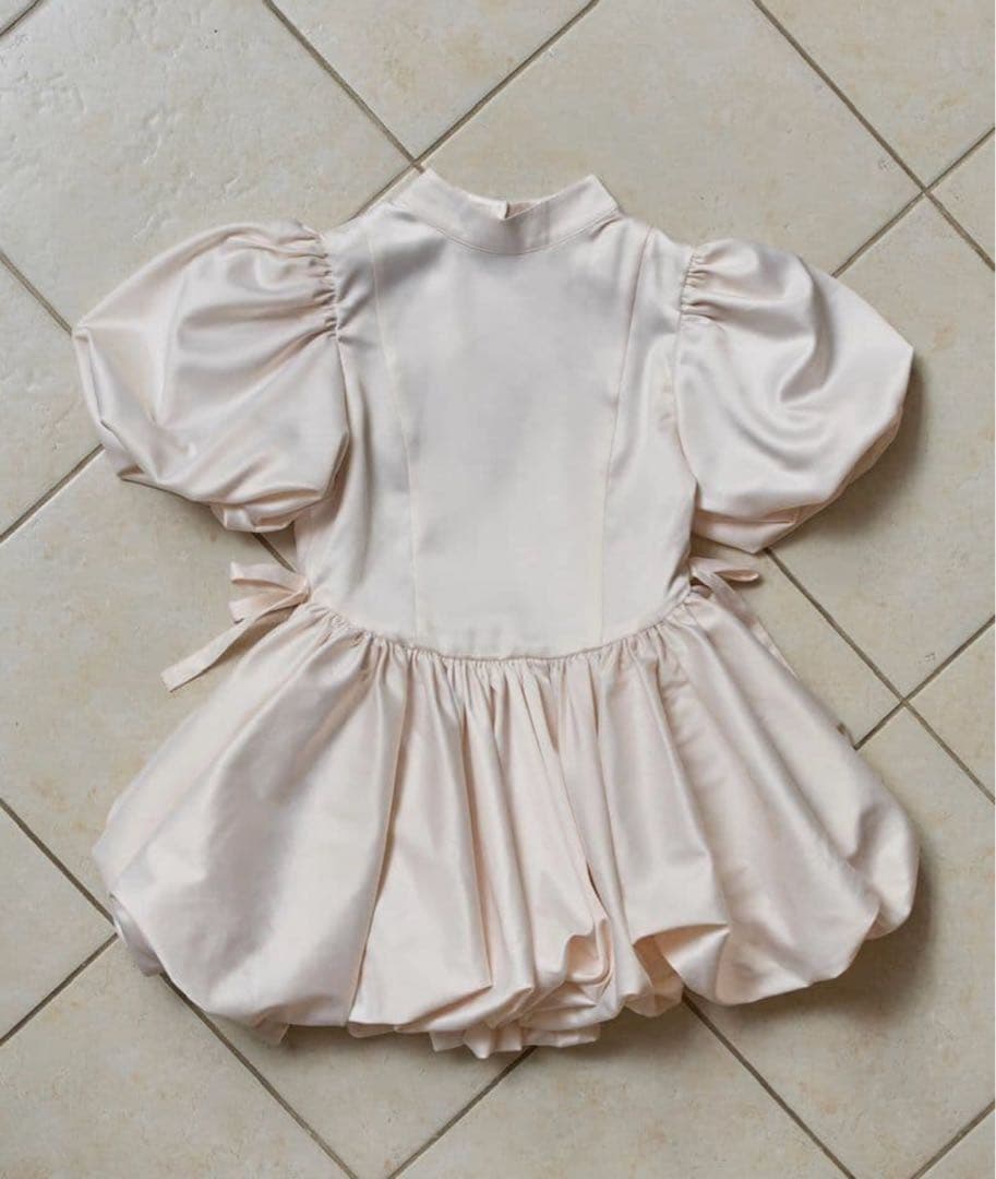 treat lirself サテンバルーンペプラムミニ ワンピース