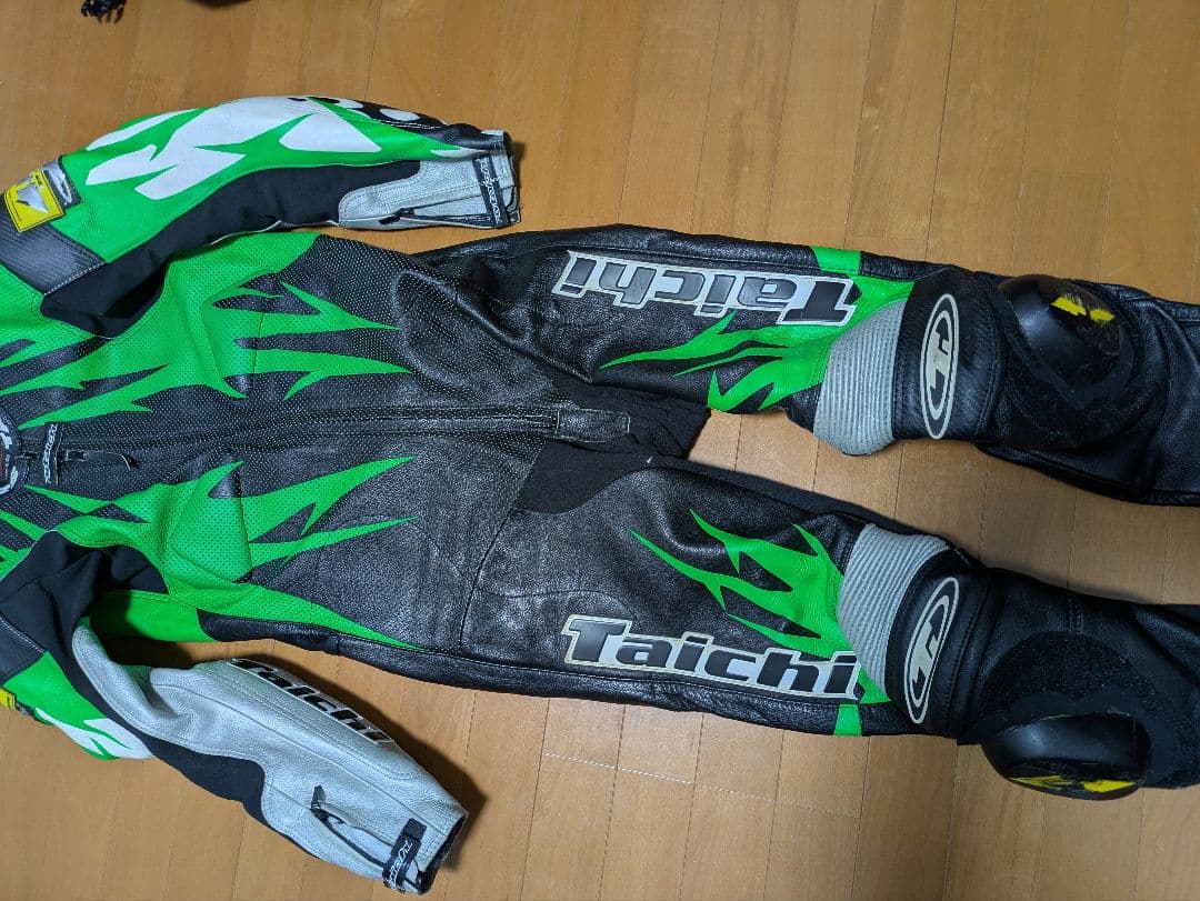 r*3様 RS TAICHI 緑 黒 革ツナギ 膝プロテクター付き