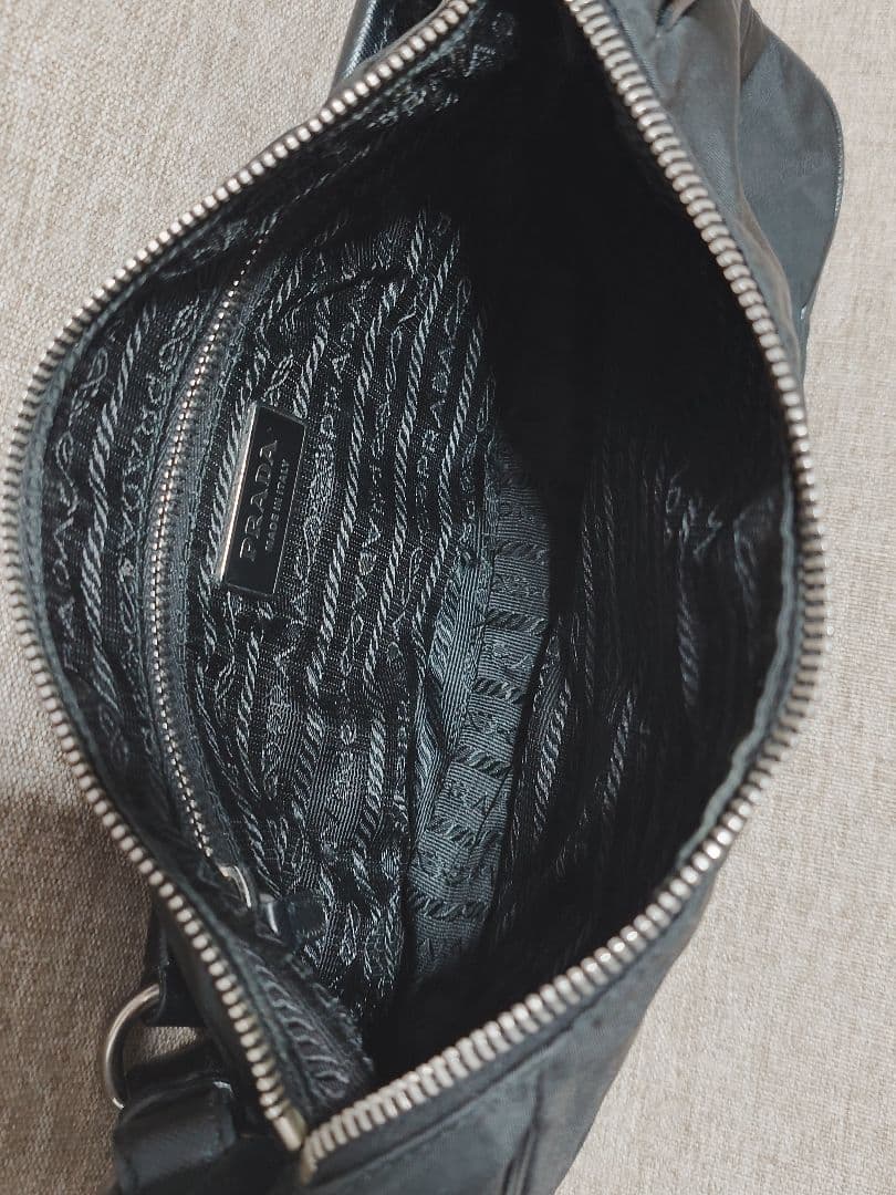 PRADA プラダ　ショルダーバッグ　三角プレート　 ビンテージ