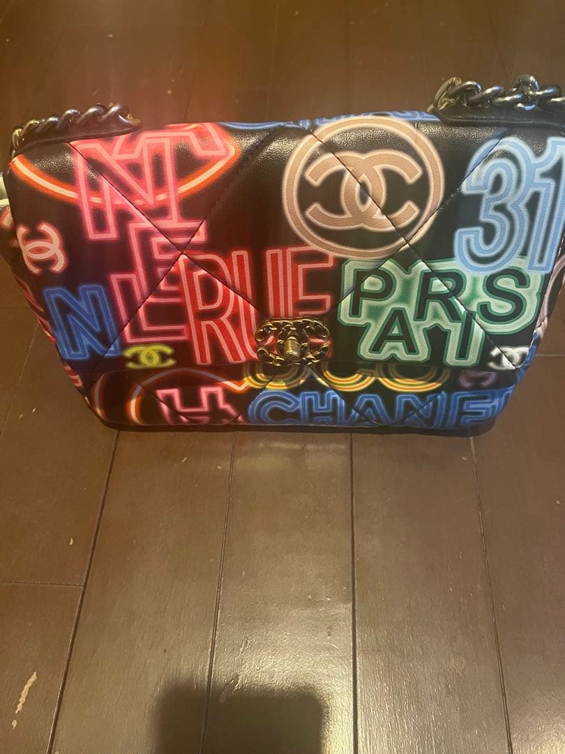 ネオンマルチカラーのシャネル 19 フラップバッグ