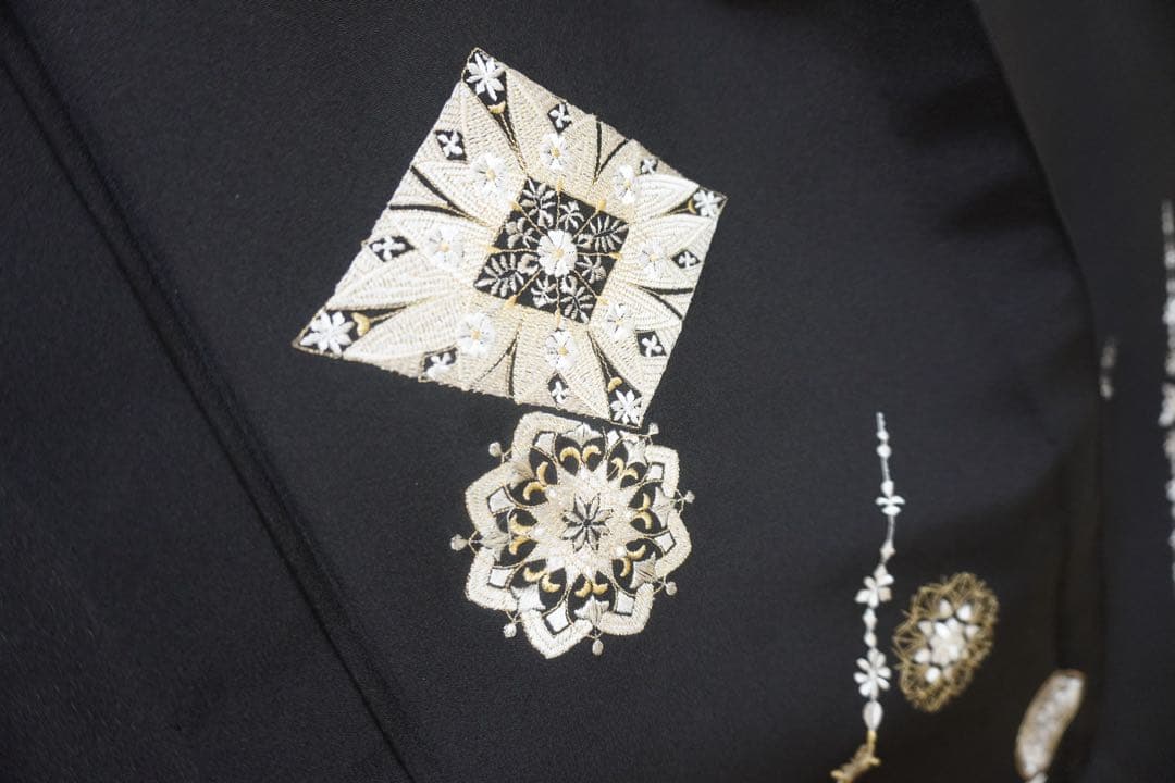 や*き様 白い花の刺繍　黒地付下げ 単衣仕立て