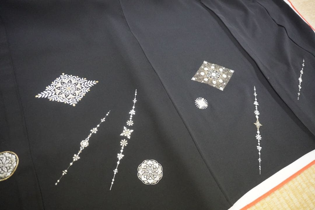 や*き様 白い花の刺繍　黒地付下げ 単衣仕立て