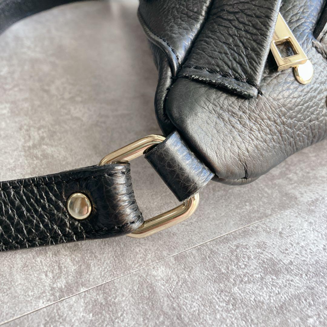 【極美品】AULENTTI オーレンティ　ボディバッグ　本革　黒　ゴールド