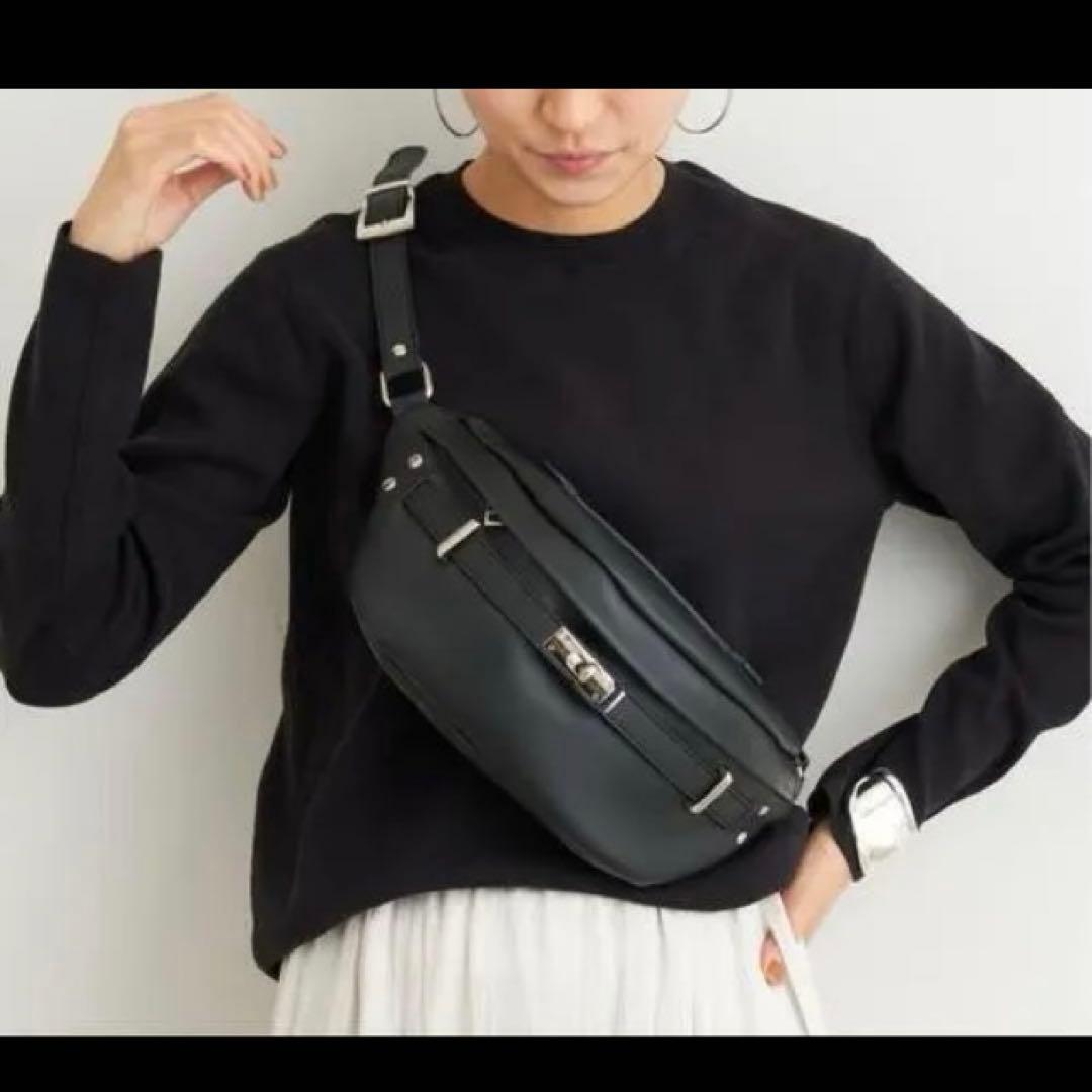 【極美品】AULENTTI オーレンティ　ボディバッグ　本革　黒　ゴールド