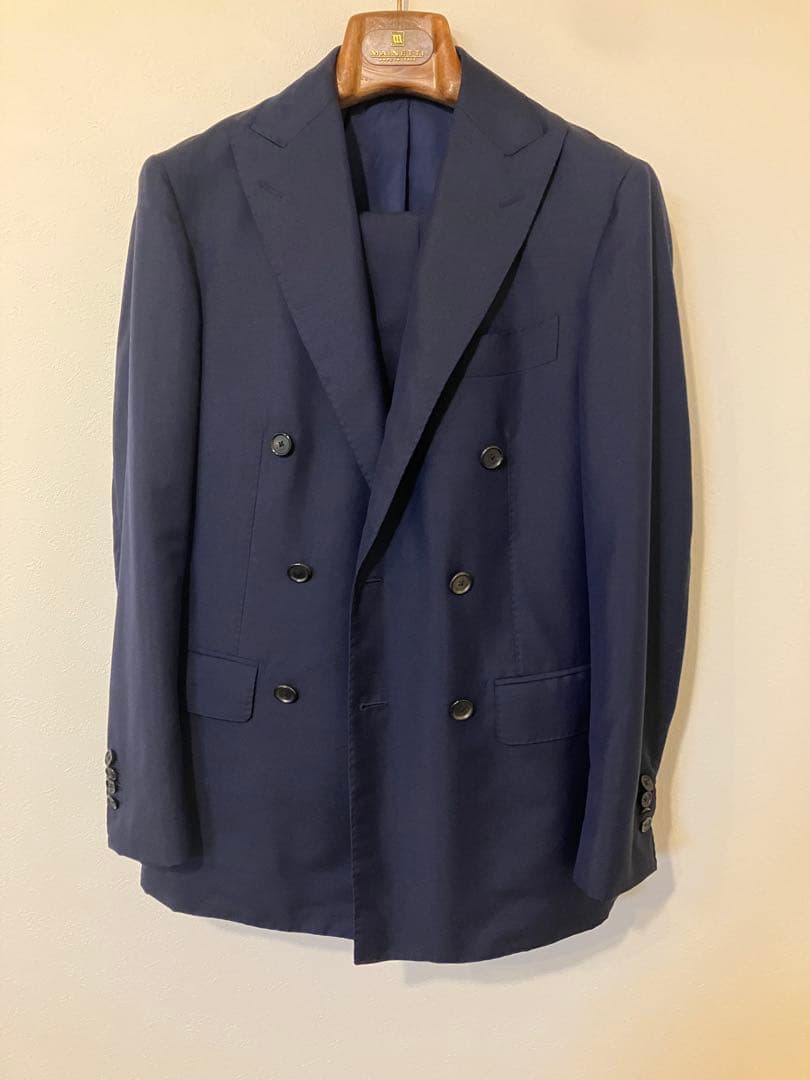 ブリッラペルイルグスト　ネイビー ダブルブレスト スーツ