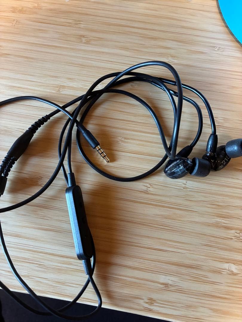 【新品同様】SHUREシュアー イヤホン SE215DYBK+UNI-Aブラック