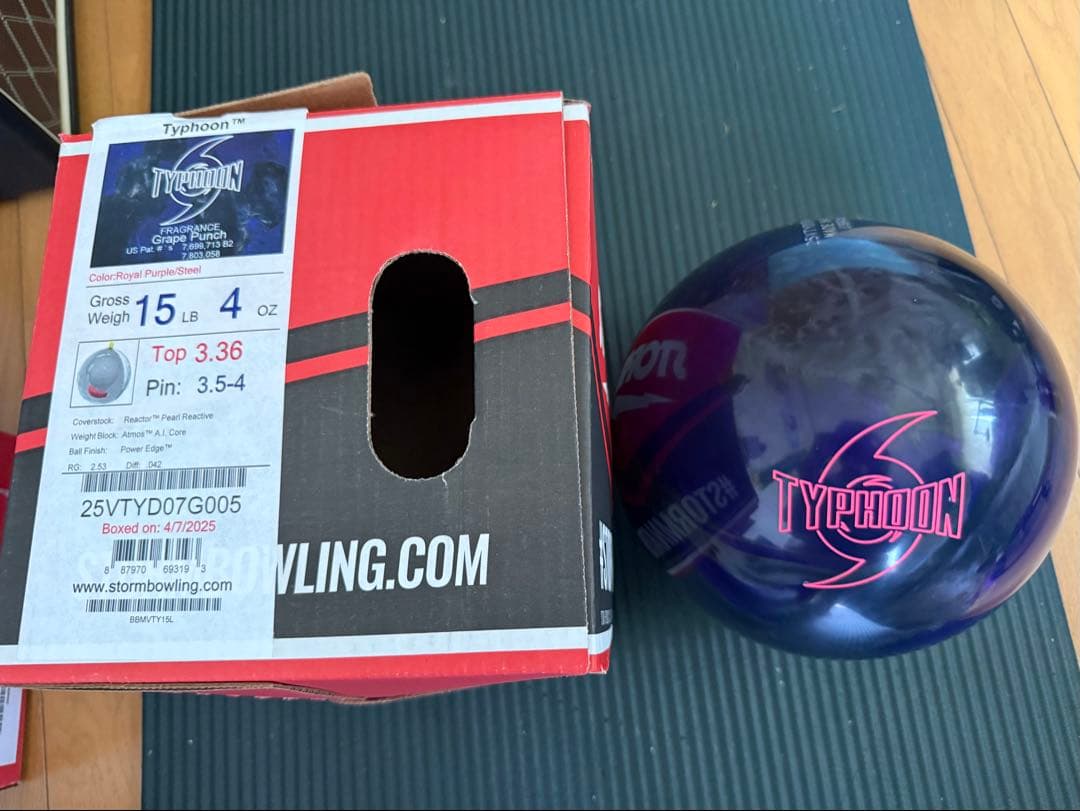 美品 Typhoon ボウリングボール 15 lb 4 oz
