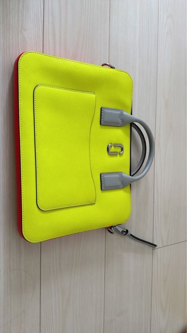 MARC MARC JACOBS 蛍光イエローPCバッグ