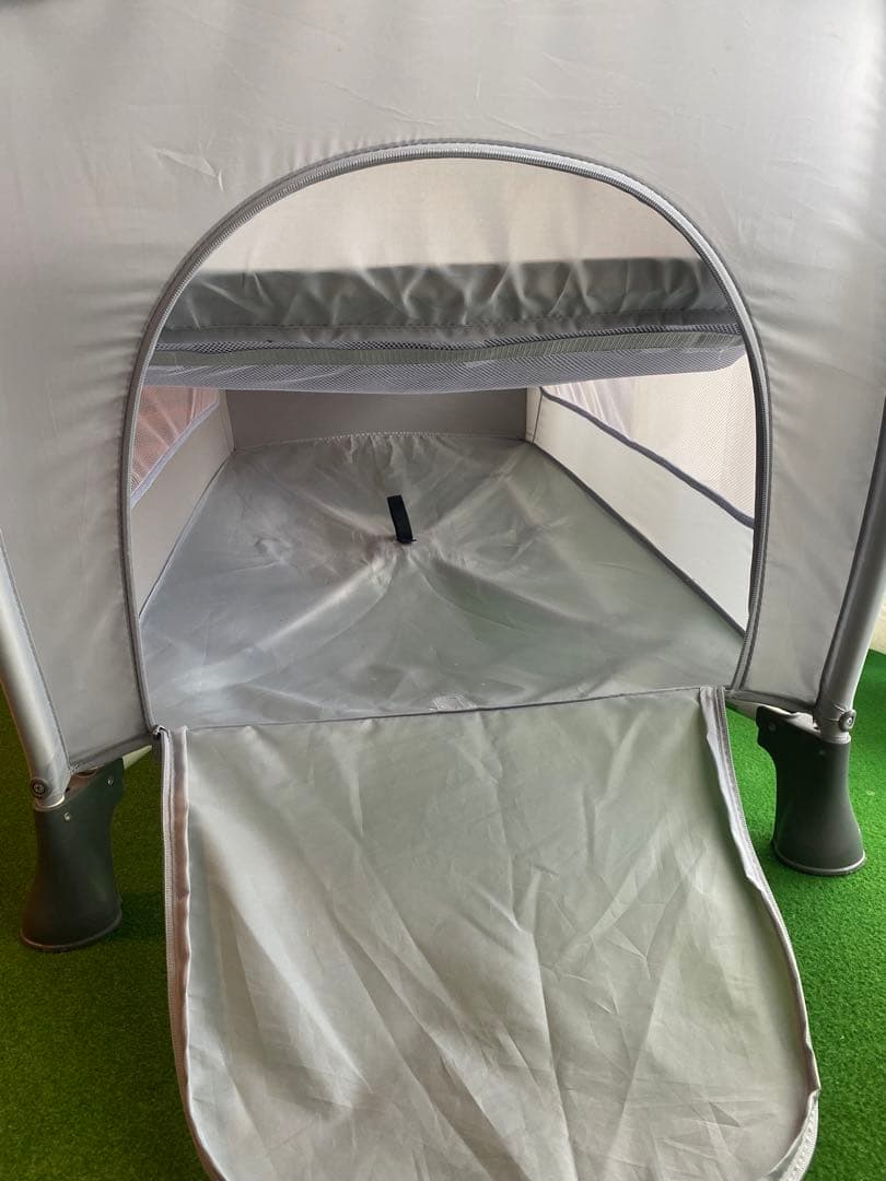 折りたたみ式ベビーベッド グレーとベージュ