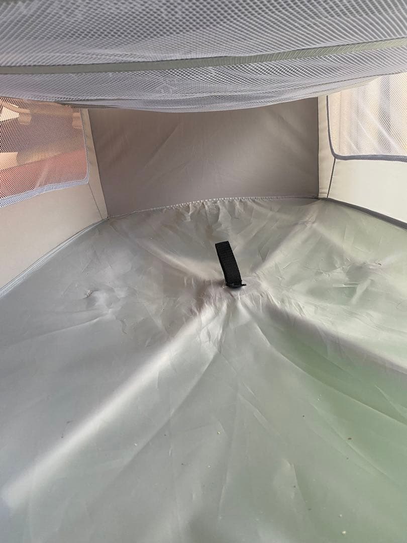 折りたたみ式ベビーベッド グレーとベージュ