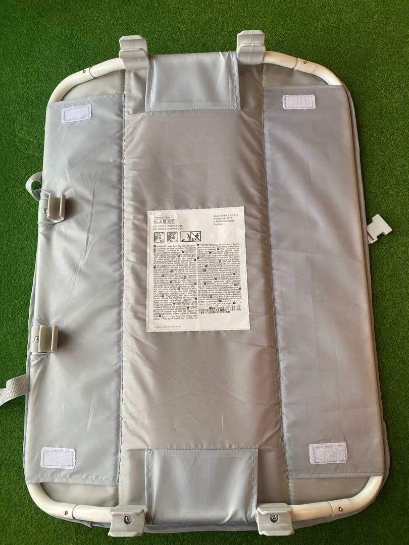 折りたたみ式ベビーベッド グレーとベージュ