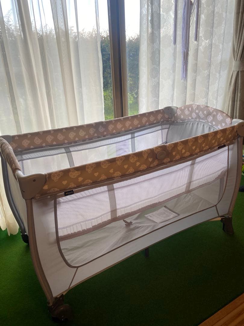 折りたたみ式ベビーベッド グレーとベージュ