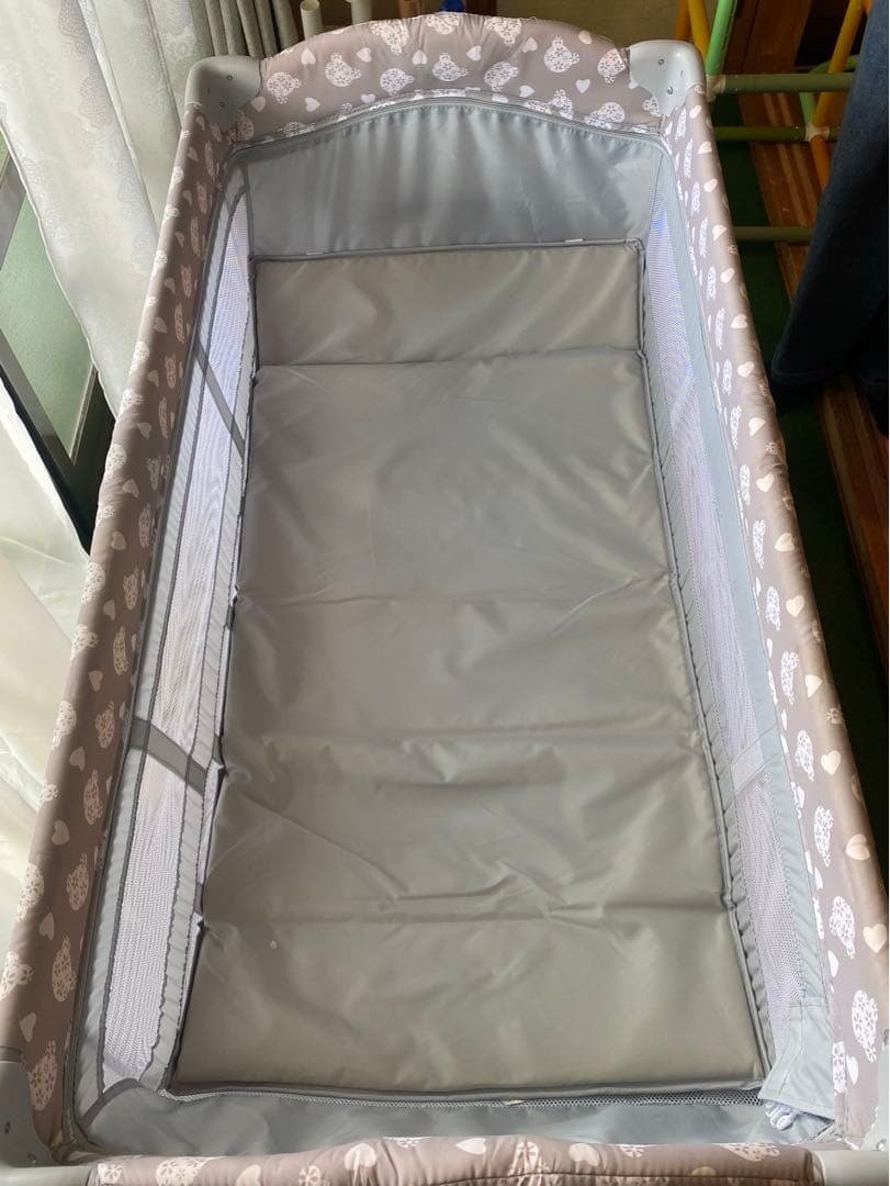 折りたたみ式ベビーベッド グレーとベージュ