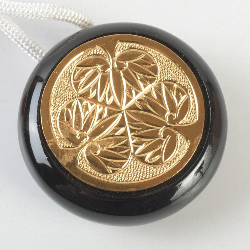 専用　黒漆　三つ葉葵雲波蒔絵　印籠　薬入　根付　緒締め玉　共箱　V9606