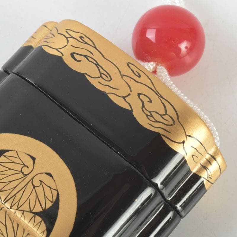 専用　黒漆　三つ葉葵雲波蒔絵　印籠　薬入　根付　緒締め玉　共箱　V9606