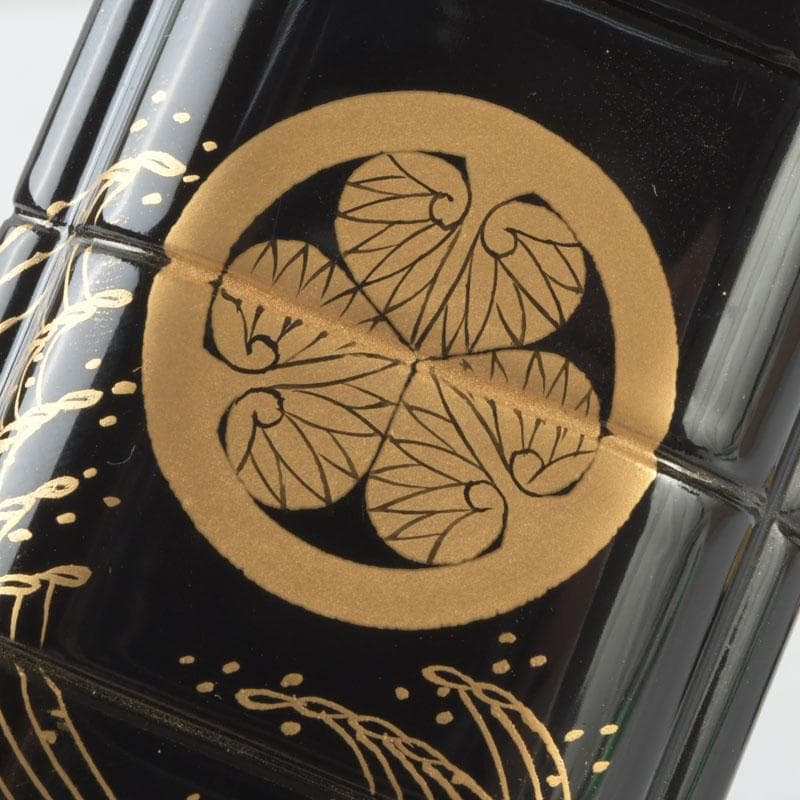 専用　黒漆　三つ葉葵雲波蒔絵　印籠　薬入　根付　緒締め玉　共箱　V9606