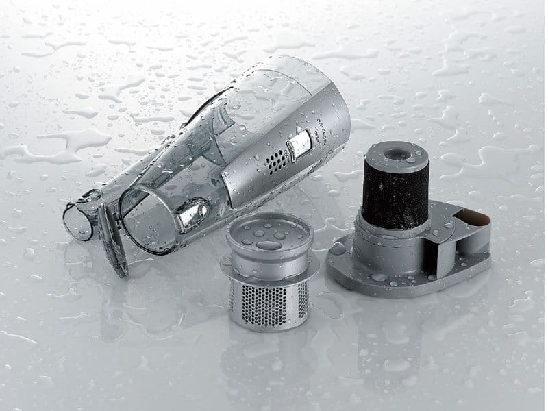 舞い上がったゴミを捕らえるスティック形クリーナー　ハイパワー　吸込仕事率220W