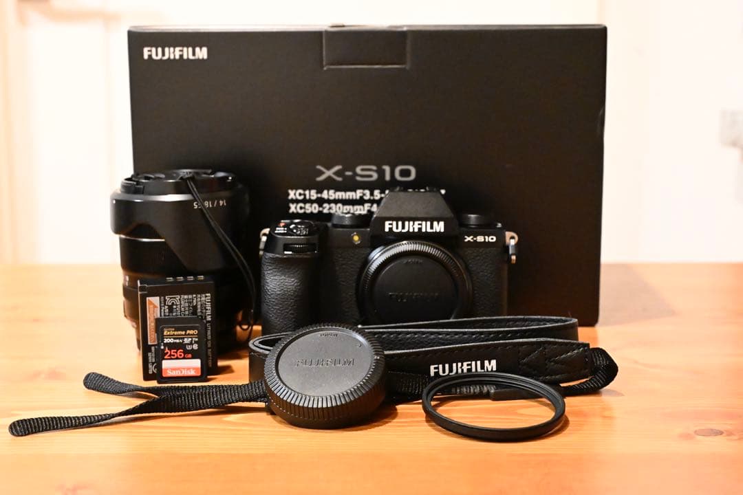 美品FUJIFILM.X-S10ボディ＋レンズXF18-55mmおまけ備品付き