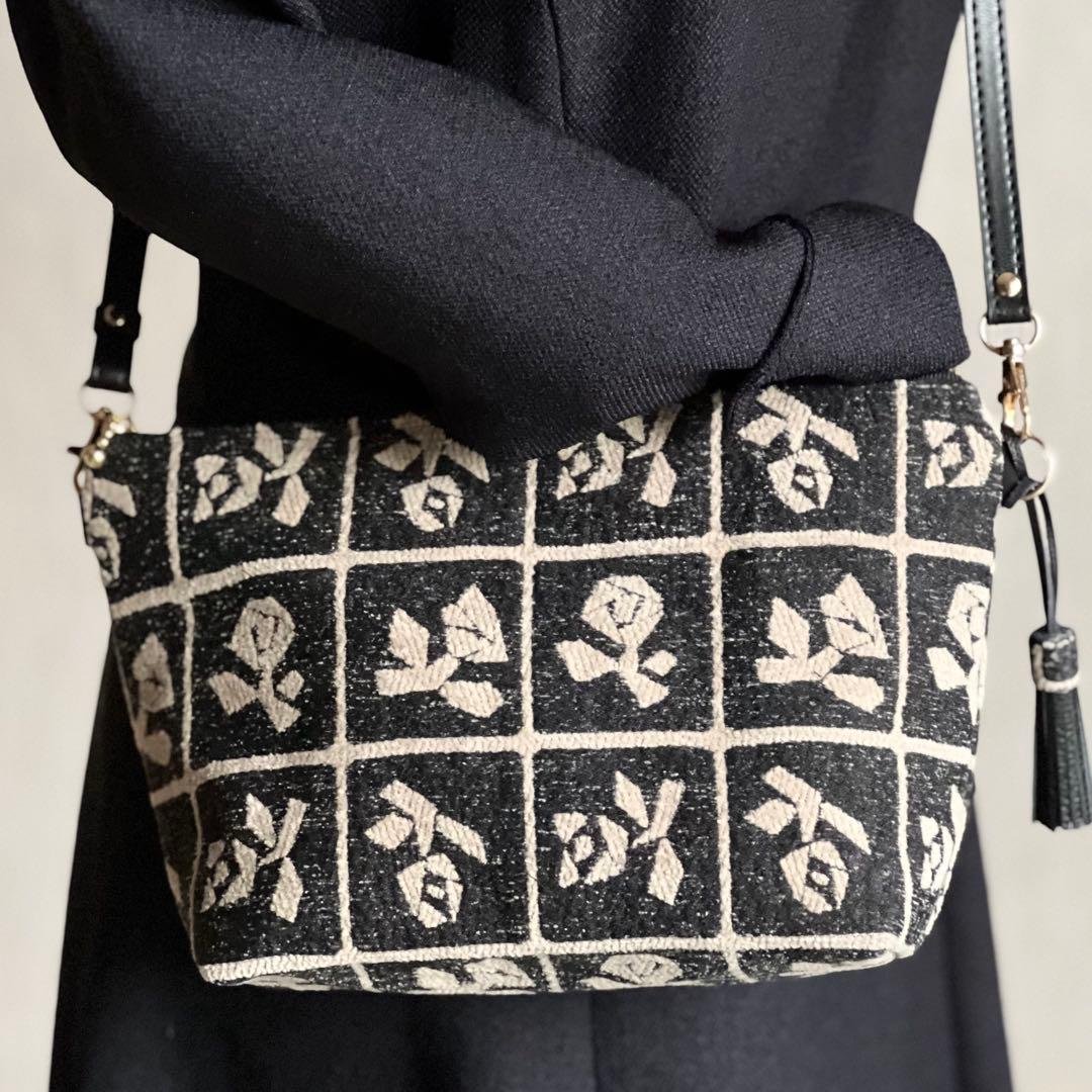 Lulu small beigeショルダーバッグMB510-081