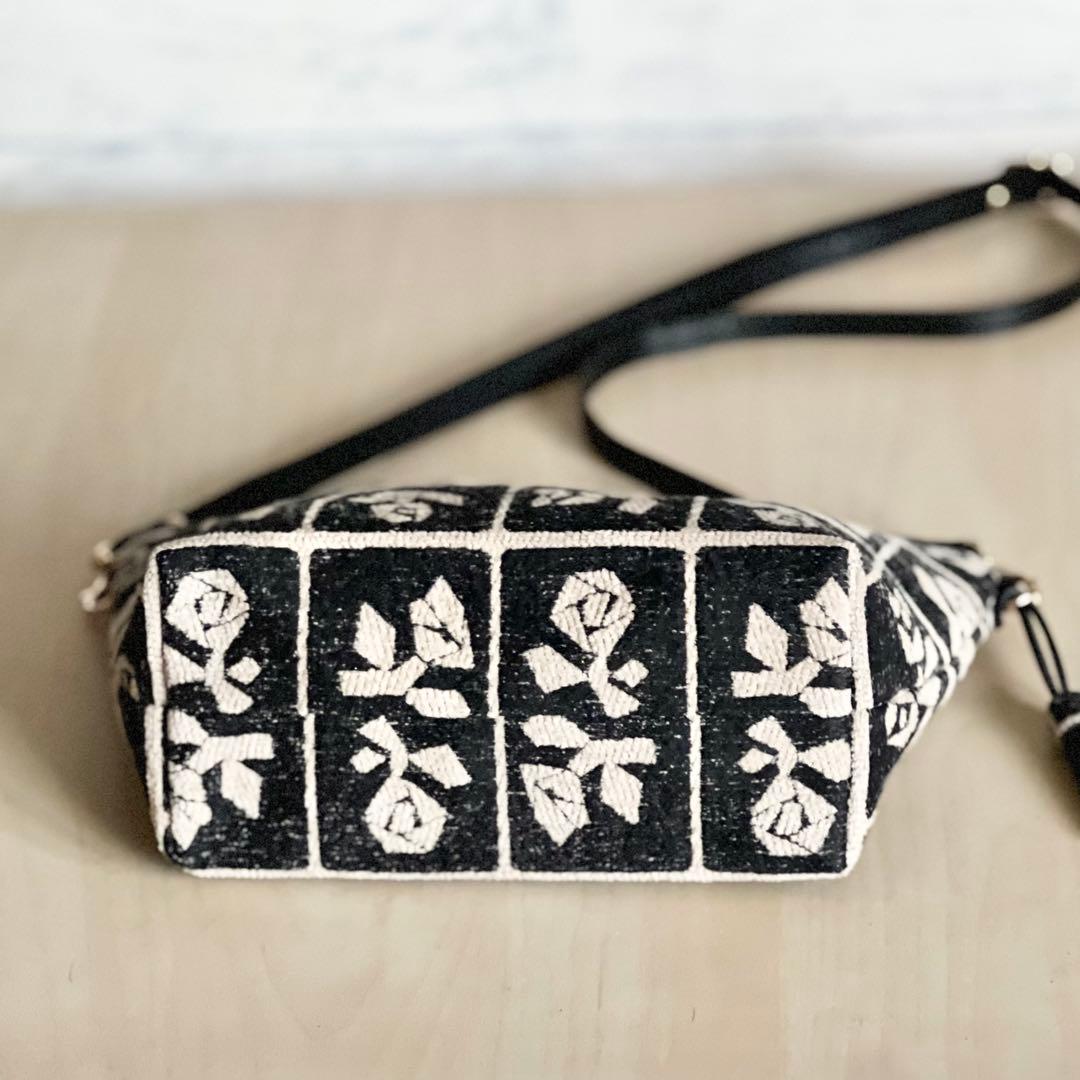 Lulu small beigeショルダーバッグMB510-081