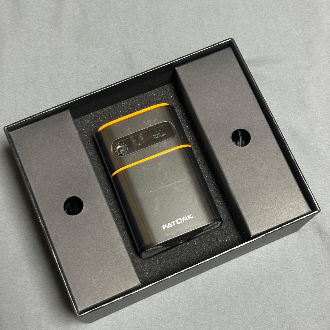 プロジェクターFATORK 5G 小型　スマホ対応 天井 三脚 ほぼ未使用