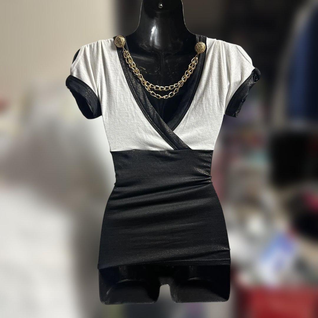 d.i.a 個性的‼️光沢のあるタイトフィットTシャツ