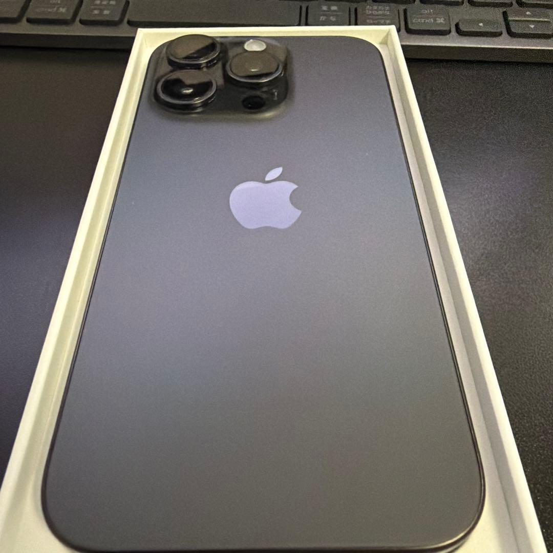iPhone15pro ブラックチタニウム　256GB