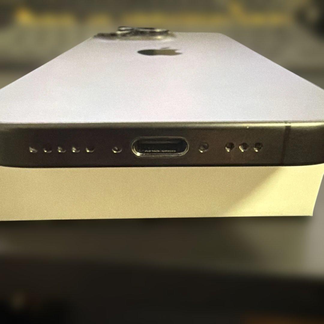 iPhone15pro ブラックチタニウム　256GB