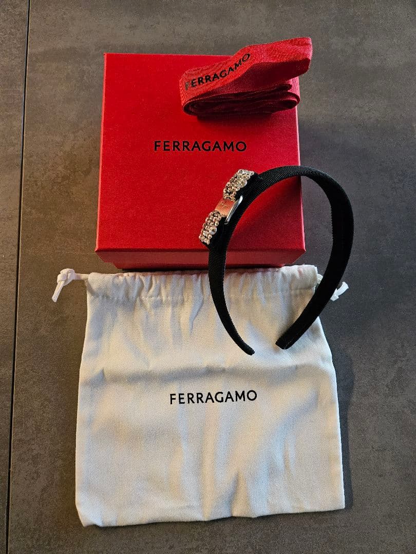 フェラガモ　ヴァラ　リボンカチューシャ　黒　クリスタル