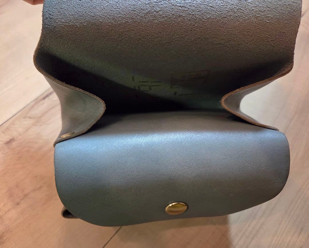 HERZの限定色アイビーグレイのふっくらフォルムの小銭入れL