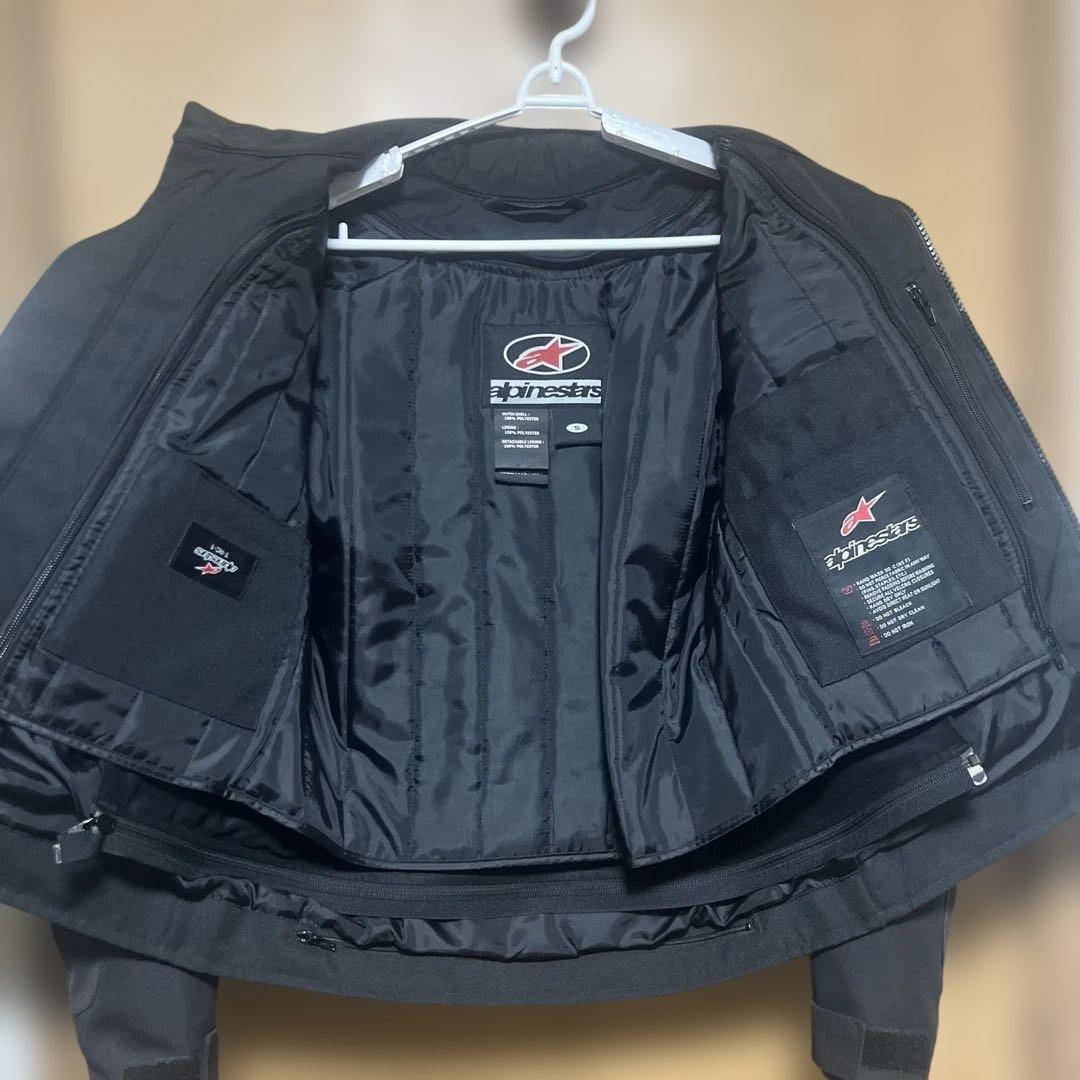 Alpinestars オールシーズンジャケット（レザーロゴ付き）
