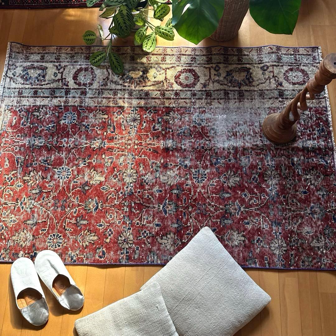 104×154 深みある赤色のボタニカル柄　擦れシャビー　トルコヴィンテージラグ