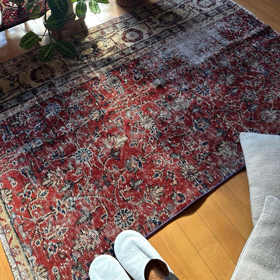 104×154 深みある赤色のボタニカル柄　擦れシャビー　トルコヴィンテージラグ