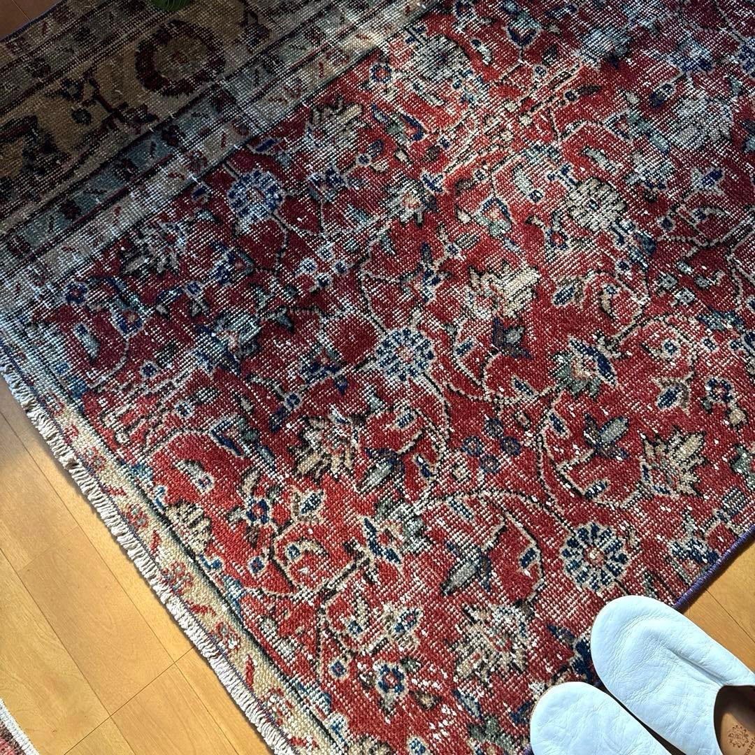 104×154 深みある赤色のボタニカル柄　擦れシャビー　トルコヴィンテージラグ