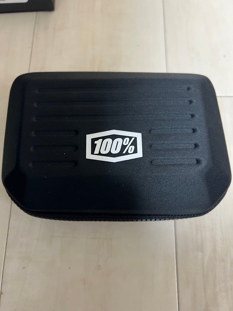 100%サングラス　クリアミント