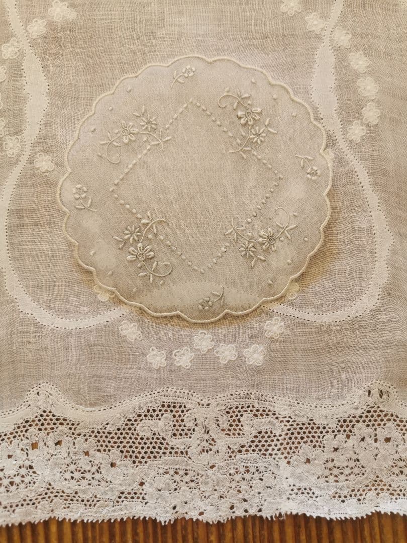 アンティーク シアーなピーニャクロス 小花の手刺繍 フラワーリムプチドイリーα