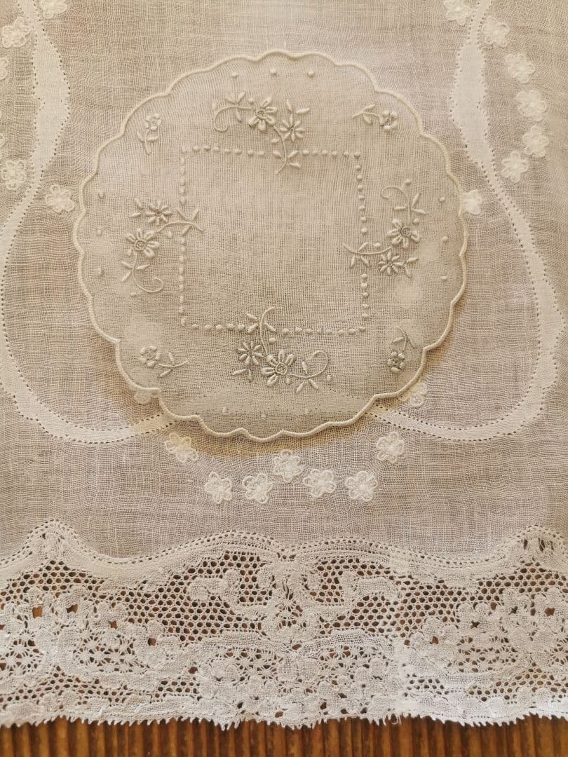 アンティーク シアーなピーニャクロス 小花の手刺繍 フラワーリムプチドイリーα